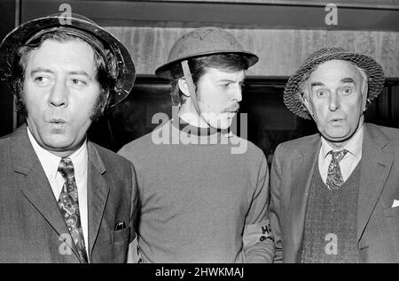 La squadra completa dell'esercito del papà ha riferito per dovere oggi negli studi EMI Abbey Road Studios, Londra, per registrare 'la marcia' dall'esercito del papà. L-R James Beck, Ian Lavender e John Laurie fischiano il brano. 4th febbraio 1971. Foto Stock