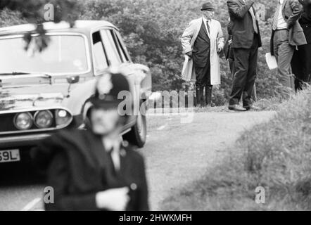 The Saturday Night Strangler, settembre 1973. I sedici anni Geraldine Hughes e Pauline Floyd sono stati trovati uccisi a Llandarcy domenica 16th settembre 1973. Il crimine resterà irrisolto per quasi 30 anni. L'ispettore capo del detective Paul Bethell ha esaminato il caso freddo nel 2000. Nel corso di tre anni, sarebbe diventato il primo detective a identificare un killer attraverso il DNA di suo figlio, il primo a risolvere un crimine che aveva prestato irrisolto per quasi 30 anni, il primo ad esumare un serial killer per dimostrare la sua identità. La nostra foto mostra, polizia alla scena del crimine, 16th settembre 1973. Foto Stock