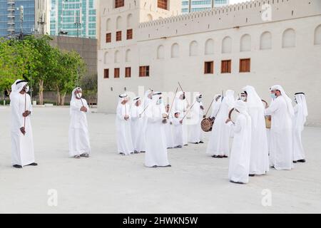 ABU DHABI, Emirati Arabi Uniti - 14 MAGGIO 2021: Danza tradizionale maschile degli Emirati al Ayalah al Festival di al Hosn Foto Stock