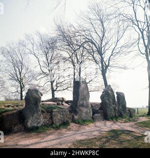 Waylands Smithy, un lungo barrow neolitico e tomba a camera situata nella vale del Cavallo Bianco, Oxfordshire. 1973. Foto Stock