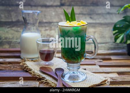 Indonesia tradizionale ghiacciato dessert chiamare es Cendol : fatto da farina di riso, zucchero di palma, latte di cocco, e pananus foglia e molto popolare durante il digiuno Foto Stock