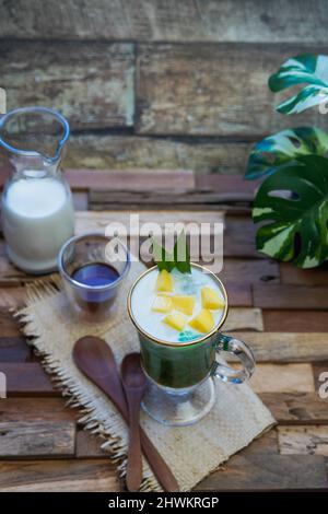 Indonesia tradizionale ghiacciato dessert chiamare es Cendol : fatto da farina di riso, zucchero di palma, latte di cocco, e pananus foglia e molto popolare durante il digiuno Foto Stock