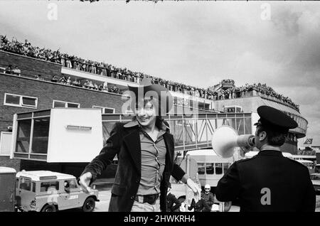 David Cassidy, cantante, attore e musicista, parte dall'aeroporto di Heathrow, visto da migliaia di appassionati. David Bruce Cassidy è ampiamente noto per il suo ruolo di Keith Partridge nella sitcom musicale del 1970s The Partridge Family, che ha portato a diventare uno dei più celebrati idoli teen e cantanti pop della cultura pop del 1970s. In seguito ha avuto una carriera sia nella recitazione che nella musica. Foto scattata il 10th settembre 1972 Foto Stock