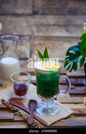 Indonesia tradizionale ghiacciato dessert chiamare es Cendol : fatto da farina di riso, zucchero di palma, latte di cocco, e pananus foglia e molto popolare durante il digiuno Foto Stock