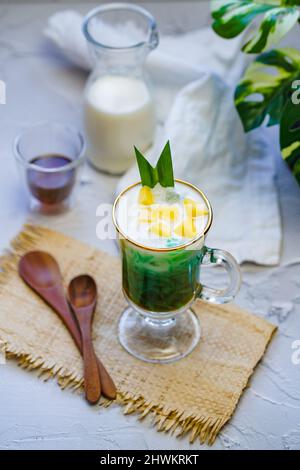 Indonesia tradizionale ghiacciato dessert chiamare es Cendol : fatto da farina di riso, zucchero di palma, latte di cocco, e pananus foglia e molto popolare durante il digiuno Foto Stock