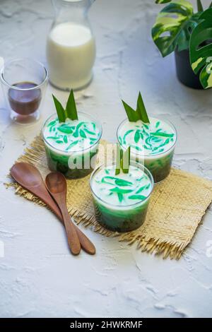 Indonesia tradizionale ghiacciato dessert chiamare es Cendol : fatto da farina di riso, zucchero di palma, latte di cocco, e pananus foglia e molto popolare durante il digiuno Foto Stock