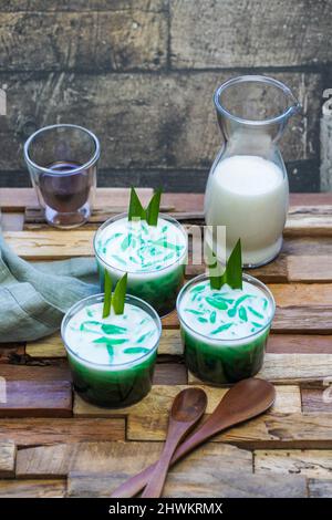 Indonesia tradizionale ghiacciato dessert chiamare es Cendol : fatto da farina di riso, zucchero di palma, latte di cocco, e pananus foglia e molto popolare durante il digiuno Foto Stock