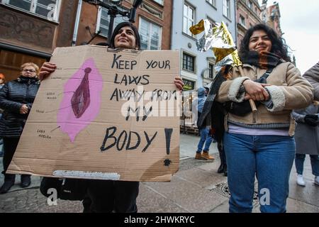 Danzica, Polonia. , . Manifestanti con striscioni femministi, pro-Choice e anti Russia contro l'Ucraina striscioni di guerra sono visti a Gdansk, Polonia il 6 marzo 2022 il Manifa è raduno annuale per i diritti delle donne e delle femministe per celebrare la Giornata internazionale della donna, una giornata globale che celebra le conquiste sociali, economiche, culturali e politiche delle donne. I manifestanti chiedono diritti alle donne, rispetto e libera scelta dell’aborto. Credit: Vadim Pacajev/Alamy Live News Foto Stock