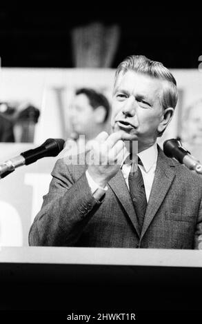 Jack Ashley parla alla Conferenza del Partito Laburista. 8th ottobre 1971. Foto Stock