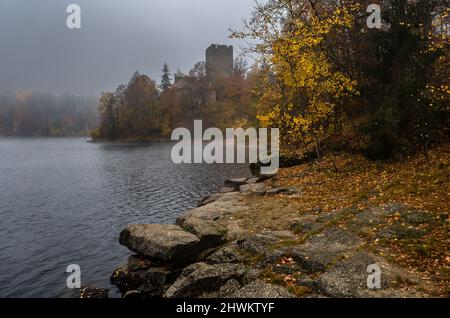 Castello di Lichtenfels nel paesaggio autunnale con Foggy Lago Ottenstein in Austria Foto Stock