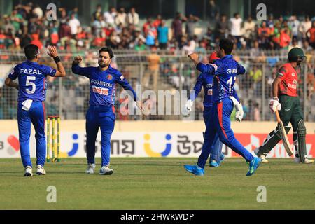 Dhaka, Bangladesh. 05th Mar 2022. I giocatori di cricket afghani festeggiano durante la seconda partita del T20 tra la squadra di cricket afghana e il Bangladesh allo Sher-e-Bangla National Cricket Stadium. Afghanistan ha vinto da 8 wickets (con 14 palle rimanenti) (Photo by MD Manik/SOPA Images/Sipa USA) Credit: Sipa USA/Alamy Live News Foto Stock