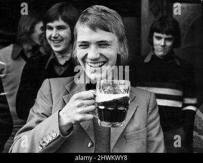 Paul Morgan, fan del calcio, gode di una pinta di birra prima di andare a guardare la sua squadra Wolverhampton Wanderers in azione contro Manchester City a Maine Road.7th ottobre 1972. Foto Stock