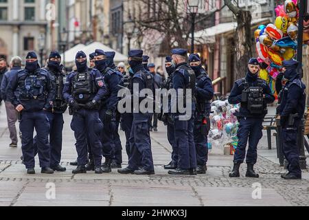 Danzica, Polonia 6th. Marzo 2022 a Gdansk (Polonia) si vedono manifestanti con striscioni femministi, pro-Choice e anti Russia contro l'Ucraina il 6 marzo 2022 il Manifa è un raduno annuale per i diritti femminili e femminili per celebrare la Giornata internazionale della donna - una giornata globale che celebra la vita sociale, economica, le conquiste culturali e politiche delle donne. I manifestanti chiedono diritti alle donne, rispetto e libera scelta dell’aborto. Si vedono poliziotti anti-sommossa (Foto di Vadim Pacajev / Sipa USA) Foto Stock