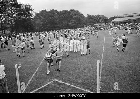 I bambini ballano in campagna a Teesside. 1973 Foto Stock