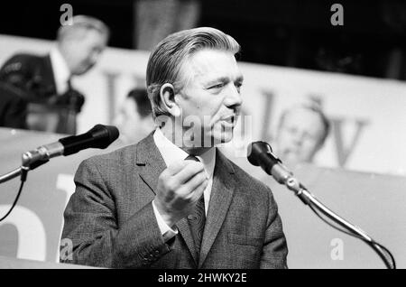 Jack Ashley parla alla Conferenza del Partito Laburista. 8th ottobre 1971. Foto Stock