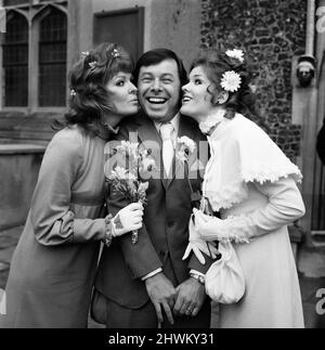 Il matrimonio dell'attore Bill Treacher e dell'attrice Katherine Kessey si tenne alla chiesa di St Leonard, Streatham. Sono raffigurati con la loro bridesmaid, la sorella gemella della sposa Karen. 1st dicembre 1971. Foto Stock