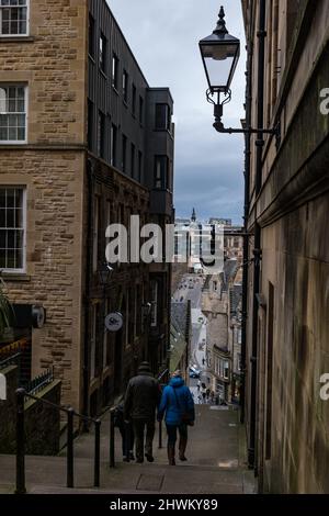 View Down Warriston's Vicino vicolo con coppia a piedi giù scalini, Edimburgo, Scozia, Regno Unito Foto Stock