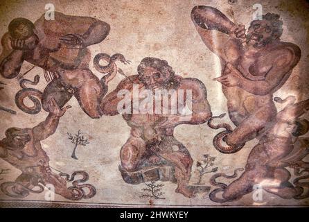 Rovine di villa romana (Villa del Casale) vicino a Piazza Armerina, con mosaici eccezionali. Trichora Hall Ercole macello dei Giganti mosaico. Scansione di archivio da un vetrino. Aprile 1975. Foto Stock