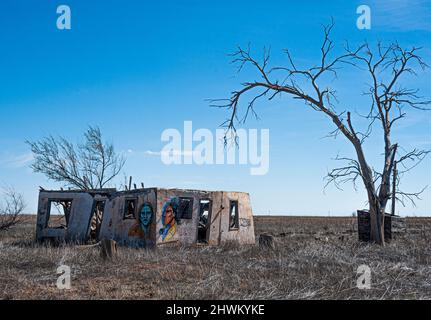 Una casa vuota abbandonata con un sacco di terra in una parte rurale dello stato del New Mexico. Foto Stock