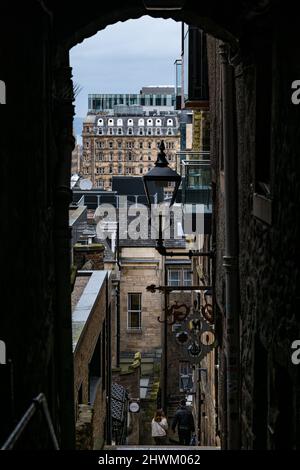 Guarda verso il basso Advocate's Close o vicolo con lanterna, lampada o lampione vecchio stile, Edimburgo, Scozia, Regno Unito Foto Stock