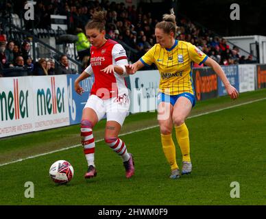 BOREHAMWOOD, INGHILTERRA - MARZO 06 : L-R Laura Wienroither di Arsenal tiene di Rebecca Holloway di Birmingham City Women durante Barclays fa Women's Supe Foto Stock