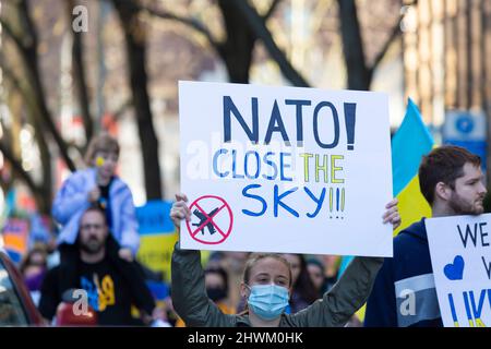 I sostenitori marciano lungo 4th Avenue durante un rally contro l'invasione russa dell'Ucraina a Seattle sabato 5 marzo 2022. Centinaia hanno partecipato al Foto Stock