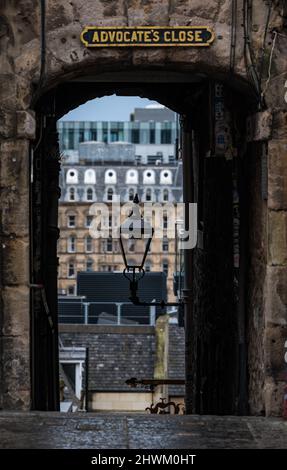 Guarda verso il basso Advocate's Close o vicolo con lanterna, lampada o lampione vecchio stile, Edimburgo, Scozia, Regno Unito Foto Stock