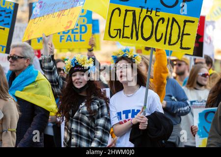 I sostenitori marciano lungo 4th Avenue durante un rally contro l'invasione russa dell'Ucraina a Seattle sabato 5 marzo 2022. Centinaia hanno partecipato al Foto Stock