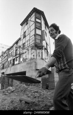 Il più antico edificio di Manchester, gli Shambles, sta risalendo a nuove altezze, ma non è facile come l'uomo ganger Pat Hegarty lo fa osservare. L'edificio è stato sollevato di circa 5 metri su martinetti idraulici e una strada di servizio per un parcheggio sotterraneo è stata portata sotto nella nuova area di sviluppo del centro città. 27th ottobre 1971. Foto Stock