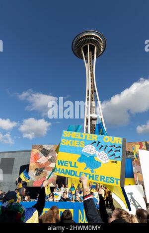 I sostenitori si riuniscono al Seattle Center per un rally e marcia contro l'invasione russa dell'Ucraina a Seattle sabato 5 marzo 2022. Centinaia atte Foto Stock