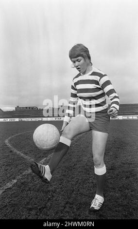 Rose Reilly, 16 dell'East Ayrshire Scotland, talentuoso calciatore per Stewarton & Thistle Ladies Football Club, nella foto durante la sessione di allenamento di febbraio 1971. Foto Stock