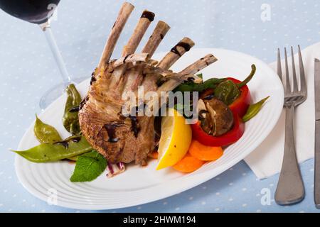 Griglia di agnello rettangolare arrosto Foto Stock