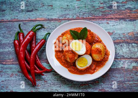 Cucina indonesiana : telur balado o uova sode in piccante sambal balado Foto Stock