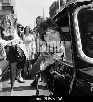 Cliff Richard lascia un hotel di Birmingham per lavori di location sul suo ultimo film, Take Me High, giugno 1973. Foto Stock