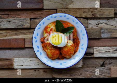 Cucina indonesiana : telur balado o uova sode in piccante sambal balado Foto Stock