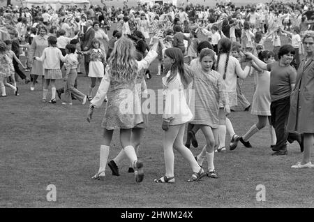 I bambini ballano in campagna a Teesside. 1972. Foto Stock