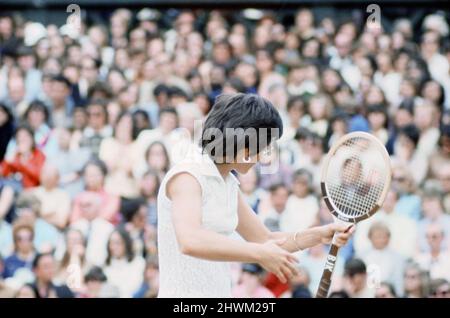 Campionato di Wimbledon 1972 - Donne singole.Billie Jean King ha sconfitto il campione in difesa Evonne Goolagong in finale, 6-3, 6-3 per vincere il titolo di tennis femminile Singles ai Campionati di Wimbledon 1972. (Foto) Re in azione. 7th giugno 1972 Foto Stock