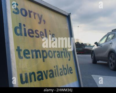 Un cartello presso una stazione di rifornimento presso il supermercato Morrisons a Bodmin, Regno Unito, dice "Sorry, diesel is temporalmente unavailable". Auto in background. Foto Stock