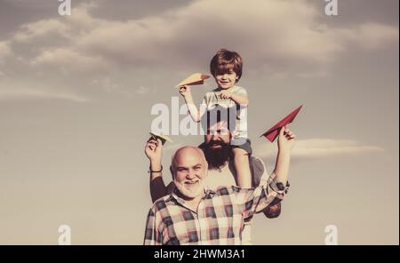 Padre figlio e nonno si rilassano insieme. Nonno con figlio e nipote che si divertono nel parco. Gioco per tutta la famiglia nel fine settimana. Uomini di età diversa. Foto Stock