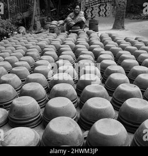 Miglior lavoro di ceramica da donna, ceramica facendo con argilla Foto Stock