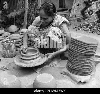 Miglior lavoro di ceramica da donna, ceramica facendo con argilla Foto Stock