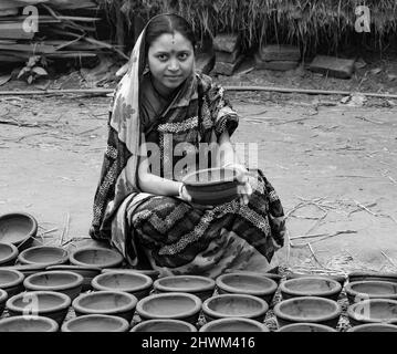 Miglior lavoro di ceramica da donna, ceramica facendo con argilla Foto Stock