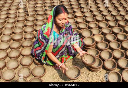 Miglior lavoro di ceramica da donna, ceramica facendo con argilla Foto Stock