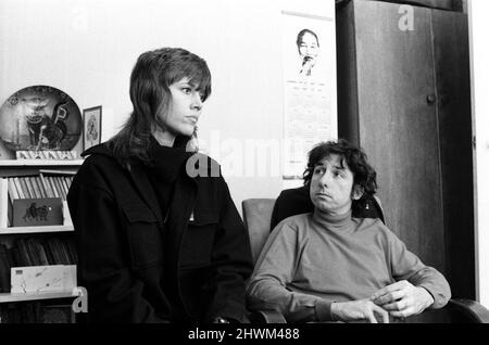 Jane fonda ha ritratto con il suo ragazzo Tom Hayden in una casa di amici a Camden Town. Hayden ha problemi con le autorità di immigrazione dell'aeroporto di Londra. 26th dicembre 1972. Foto Stock