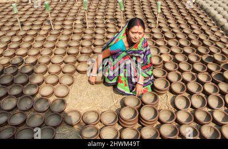 Miglior lavoro di ceramica da donna, ceramica facendo con argilla Foto Stock