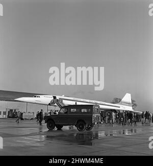 Il Duca di Edimburgo volerà la Concorde 002 costruita dagli inglesi a Mach Two - il doppio della velocità del suono - questo pomeriggio sopra la baia di Biscaglia. Il volo era stato ritardato per più di tre ore quando si è sviluppato un guasto nell'impianto frenante mentre l'aereo stava tassando per il decollo. Poi i tecnici hanno sostituito una valvola idraulica. 12th gennaio 1972. Foto Stock