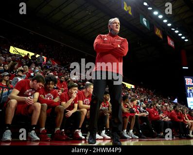 Piscataway, New Jersey, Stati Uniti. 6th Mar 2022. I cavalieri di scarlatto Rutgers sono allenatori Steve Pikiell nella prima metà del torneo di pallacanestro Big Ten tra i leoni della Penn state Nittany e i cavalieri di scarlatto Rutgers alla Jersey Mikes Arena di Piscataway, New Jersey domenica 6 marzo 2022. Rutgers vince da 59-58 su PennState. Duncan Williams/CSM/Alamy Live News Foto Stock