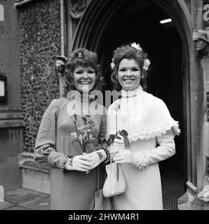 Il matrimonio dell'attore Bill Treacher e dell'attrice Katherine Kessey si tenne alla chiesa di St Leonard, Streatham. La sposa è raffigurata con la sua bridesmaid, sorella gemella Karen. 1st dicembre 1971. Foto Stock