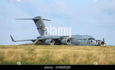 USAF C-17 Globemaster 3 da McGure Airbase USA Aeronautica militare al RAF Mildenhall 28-2-2022 Foto Stock