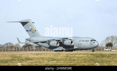 USAF C-17 Globemaster 3 da McGure Airbase USA Aeronautica militare al RAF Mildenhall 28-2-2022 Foto Stock